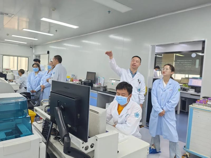 畢節市七星關區人民醫院到我院醫學檢驗科、輸血科參觀交流