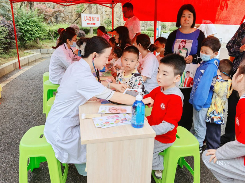 【讓吸入治療惠及所有哮喘患者】州人民醫院開展2025年世界哮喘日兒童義診活動