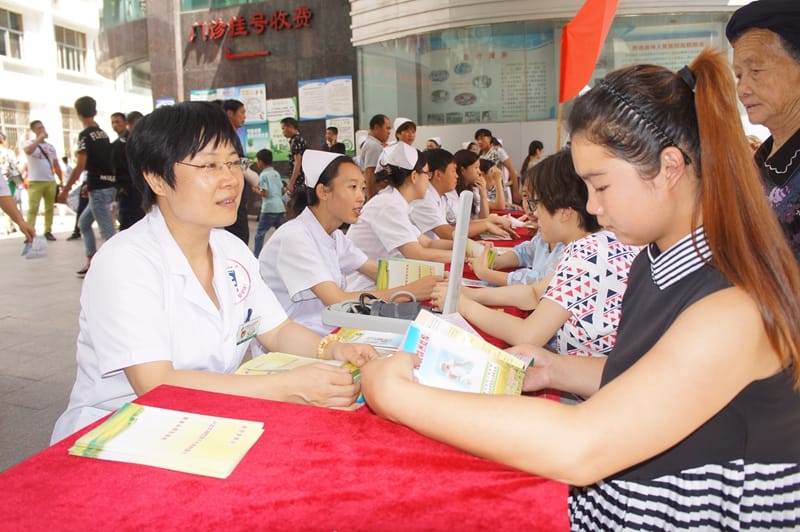 產科主任周白云向孕產婦講解母乳喂養相關知識.jpg
