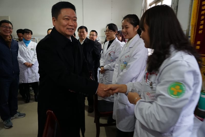 州領導看望慰問州人民醫(yī)院醫(yī)務工作者
