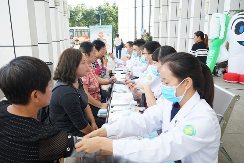 口腔健康 全身健康——州人民醫(yī)院開(kāi)展第30個(gè)愛(ài)牙日義診咨詢活動(dòng)