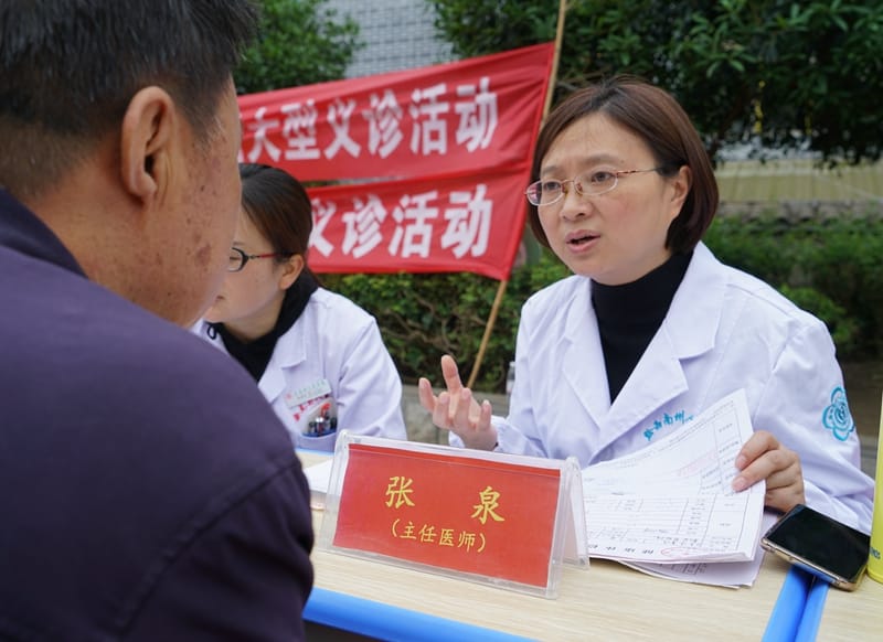州人民醫(yī)院積極開(kāi)展“萬(wàn)醫(yī)下基層”健康扶貧春季攻勢(shì)第二期大型義診暨黔西南州護(hù)理學(xué)會(huì)“5.12國(guó)際護(hù)士節(jié)”科普惠健康義診活動(dòng)